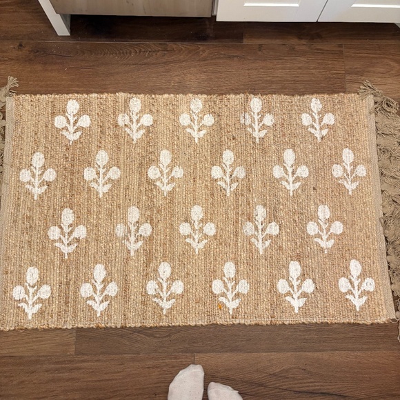 Flower Design Throw Rug - Picture 1 of 7